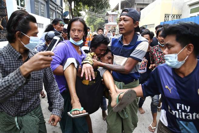 緬甸軍警20日突襲瓦城的反政變示威人群，造成至少2人死亡。新加坡外交部表示，向手無寸鐵民眾使用致命武器是「不可原諒」行為。（圖／美聯社）