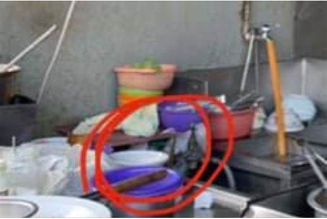 台南市国华街一间知名老店遭民眾爆料，将客人吃剩的咸汤圆再次回锅贩售，红圈处的碗为民眾认为，前位客人吃剩的碗被店家留在流理台，而非放进水槽。（翻摄爆料公社网站）