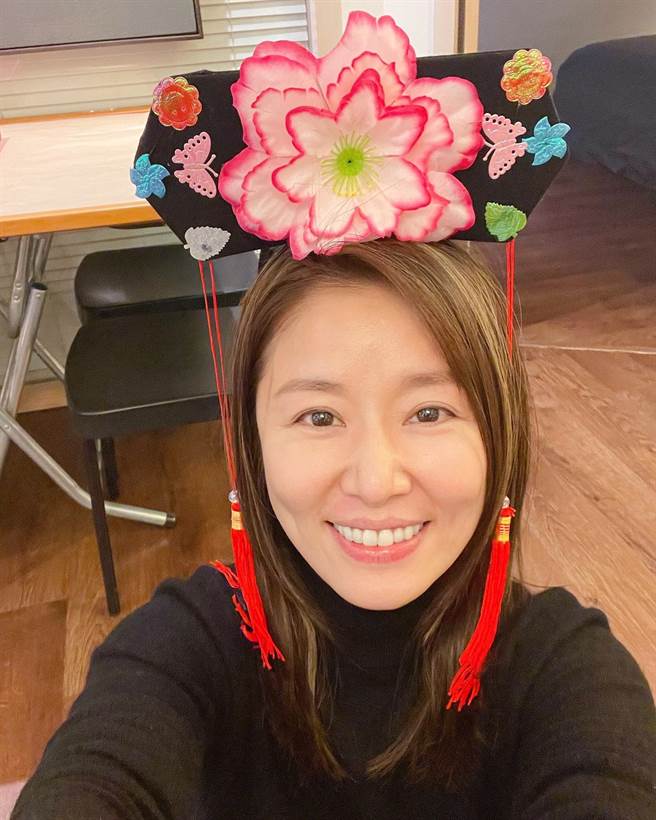 林心如头戴格格髮饰玩自拍，重现《还珠格格》的紫薇。（图／取材自Ruby林心如脸书）