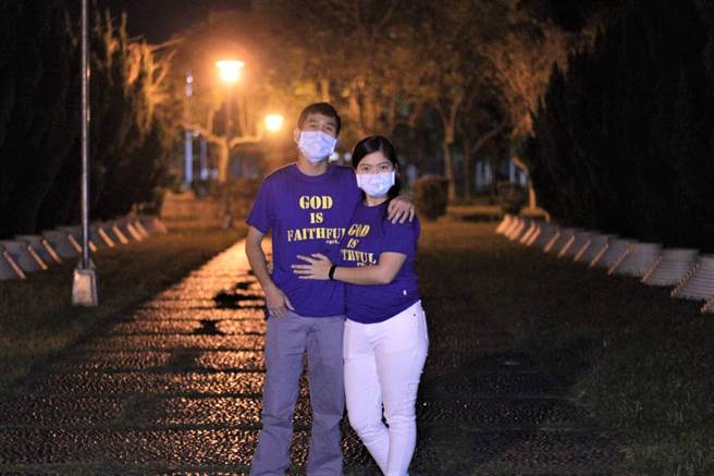 潭子户政所助外籍情侣在台登记结婚。（台中市府提供／陈淑娥台中传真）