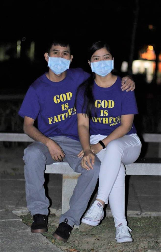 潭子户政所助外籍情侣在台登记结婚。（台中市府提供／陈淑娥台中传真）