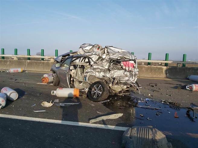 雲嘉西濱連環車禍，車子被撞成一坨廢鐵。（翻攝台中踢爆網）
