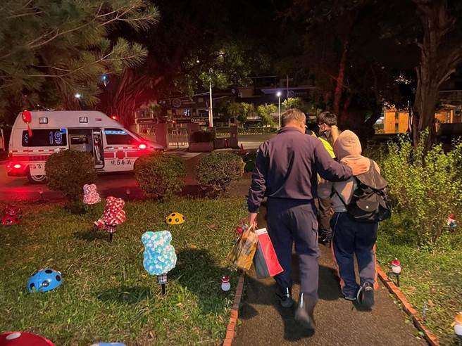 25歲魏女因父親過世而情緒低落，暗夜跑到台中公園啜泣，經警方勸解，並聯繫其家人，順利將她通報就醫。（台中市第二分局提供／馮惠宜台中傳真）