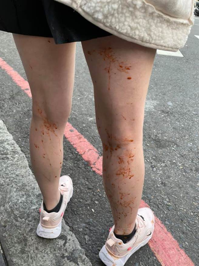一位女子20日行走在台中市西區中興街上，卻遭到後方騎士將檳榔汁吐在她腳上。（翻攝臉書社團《爆怨公社》）