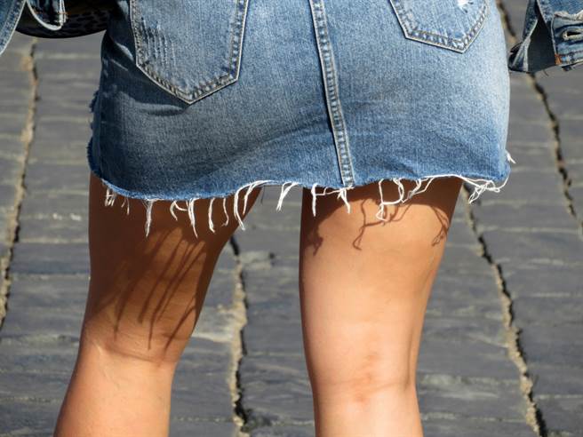 一位女子20日行走在台中市西區中興街上，卻遭到後方騎士將檳榔汁吐在她腳上。（示意圖／Shutterstock）
