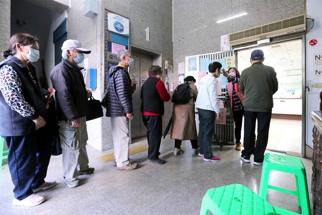 士林區農會小組投票所一早就湧現投票人潮，會員們依序排隊等待入內投票。（黃世麒攝）