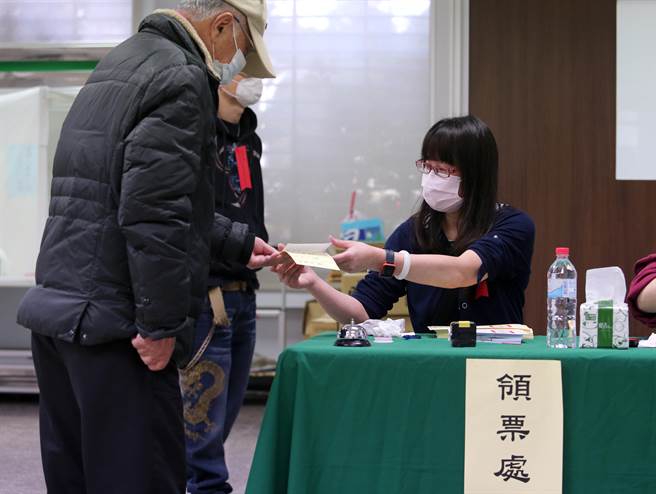會員們依序排隊領票。（黃世麒攝）