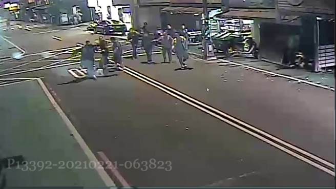 中和民安街热炒店凌晨酒客爆发衝突。（翻摄画面）