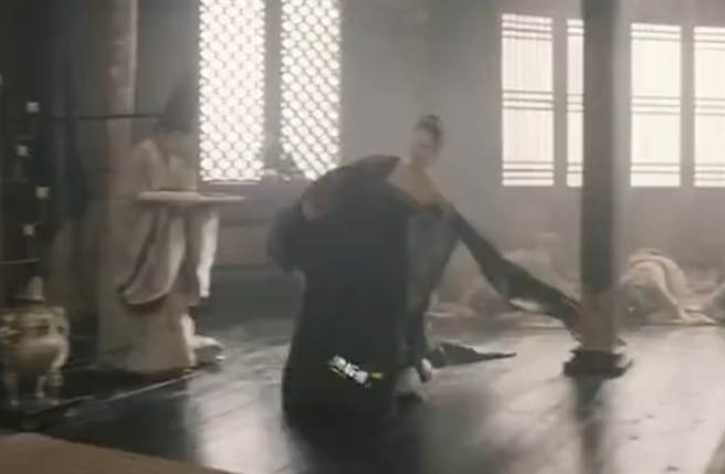 章子怡拍戏时滑倒。(翻摄自微博)