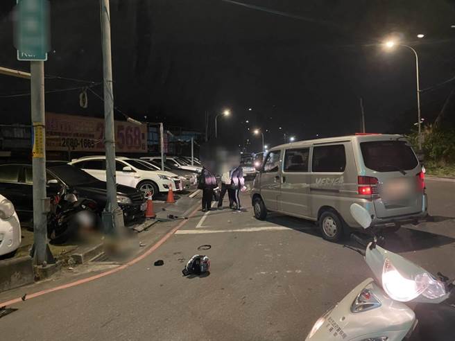 黃姓男子昨晚間11時駕駛灰色自小貨車行經新北市樹林區環漢路五段，未注意到前方黃姓騎士，兩車撞擊，黃姓騎士當場噴飛，送醫不治。（民眾提供／蔡雯如新北傳真）