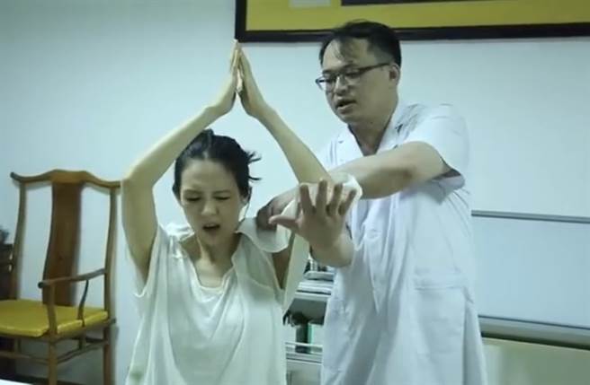 章子怡连夜送急诊并找復健医师，仅4天就回片场拍戏。(翻摄自微博)