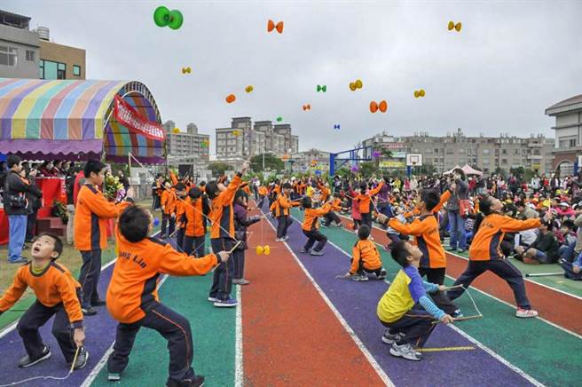 松林國小學生爆滿，縣府將與潤泰交換土地擴建校舍。（羅浚濱攝）