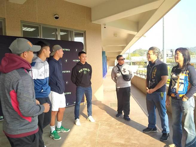 市府运动局长李昱叡代表市长卢秀燕到场鼓励选手，期许选手尽情发挥，夺得佳绩。（台中市政府提供）