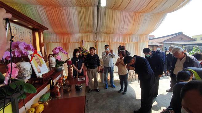 无米乐「崑滨伯」黄崑滨离世，各界不舍，灵堂设在自宅，今天台南市长黄伟哲等人也前往上香致意。（庄曜聪摄）