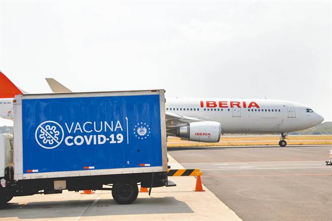 台湾自COVAX分配购得的首批20万剂AZ疫苗，将于本周抵台。图为西班牙国家航空公司（Iberia）一架班机17日运送一批AZ疫苗，抵达中美洲萨尔瓦多的奥斯卡·阿努尔福·罗梅罗主教国际机场。（路透）