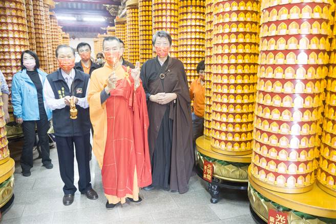 万和宫植斗法会，法师偕同董事长萧清杰、前总干事张俊镇在光明殿洒净植斗法会。（万和宫提供）