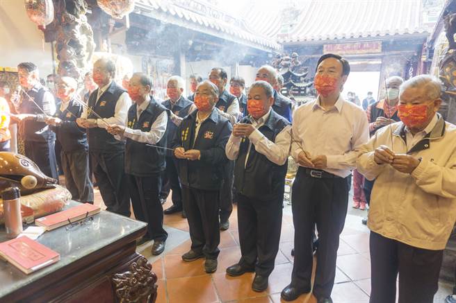 万和宫植斗法会，萧董事长率领董监事祈求天上圣母保佑。（万和宫提供）