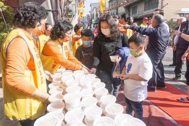 万和宫植斗法会的平安福圆，吸引大批信眾前往。（万和宫提供）