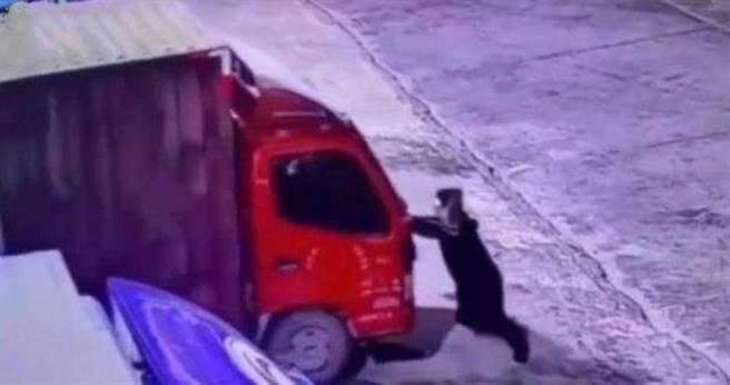 因為貨車滑動，司機用肉身阻擋貨車，最後慘遭輾斃。（圖／翻攝自網易新聞）