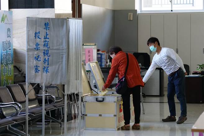 全國各基層農會今天改選，在宜蘭市農會投票秩序良好。（李忠一攝）