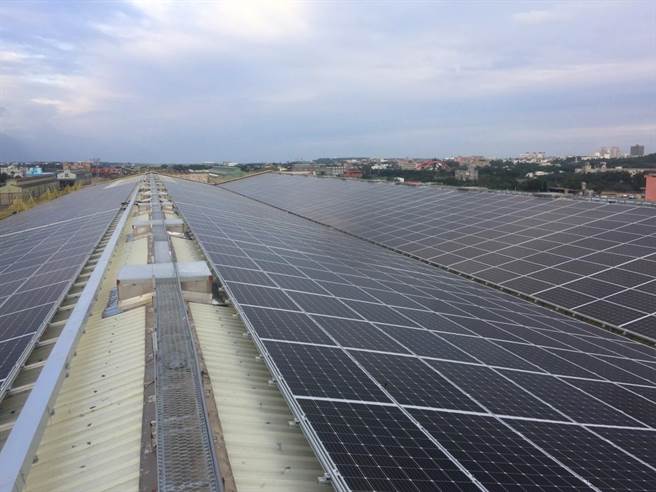 花蓮機廠檢修工場屋頂已設置完成。（台鐵局提供）