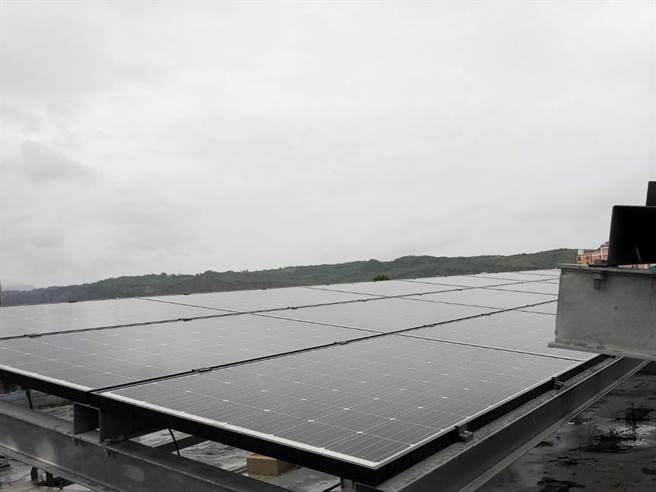 附業營運中心台東工作站屋頂設置完成。（台鐵局提供）