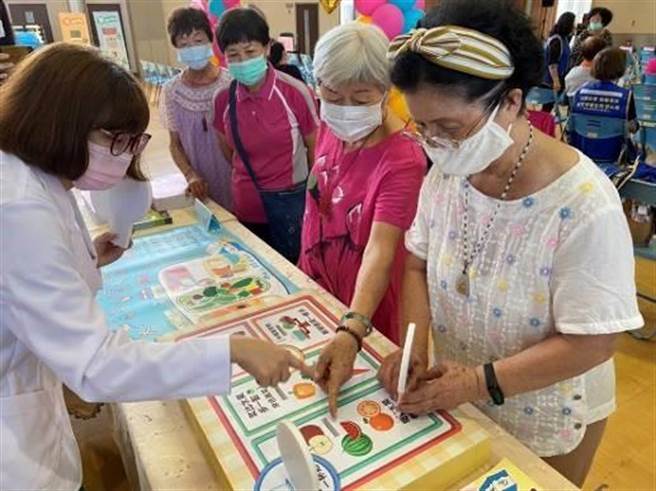 新竹市卫生局特别决定于本周起在3区卫生所将加开「营养门诊」。（陈育贤摄）