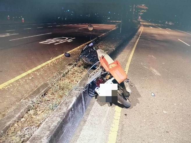 台南市东区林森路二段21日凌晨发生一起自摔死亡车祸。（读者提供／李宜杰台南传真）