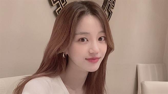 李侑菲近日在IG上晒出居家时尚照露出修长的美腿。（图／IG@ yubi_190）