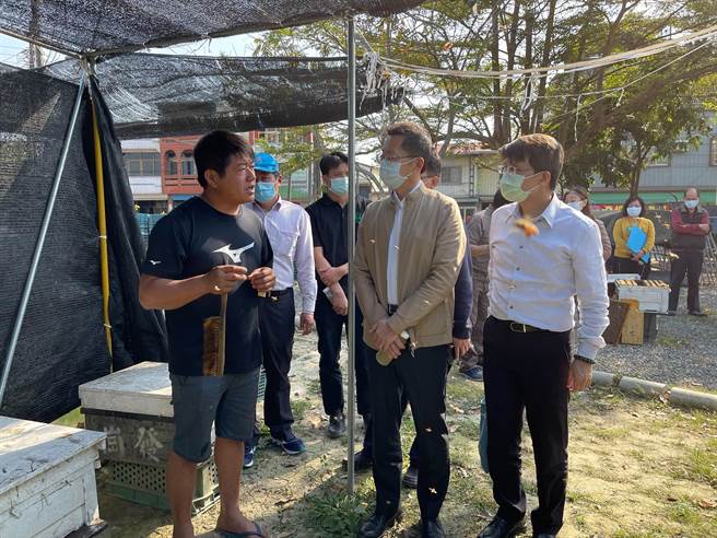 高雄市政府副秘书长郭添贵（前中）、农业局长王正一（右）到阿莲区峰山社区，参观冈发养蜂场的蜂蜜生态自然农场。（高雄市农业局提供／林瑞益高雄传真）