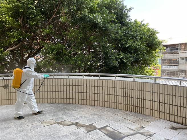 大甲高中在开学前一天进行校园大消毒。（大甲高中提供／陈淑娥台中传真）