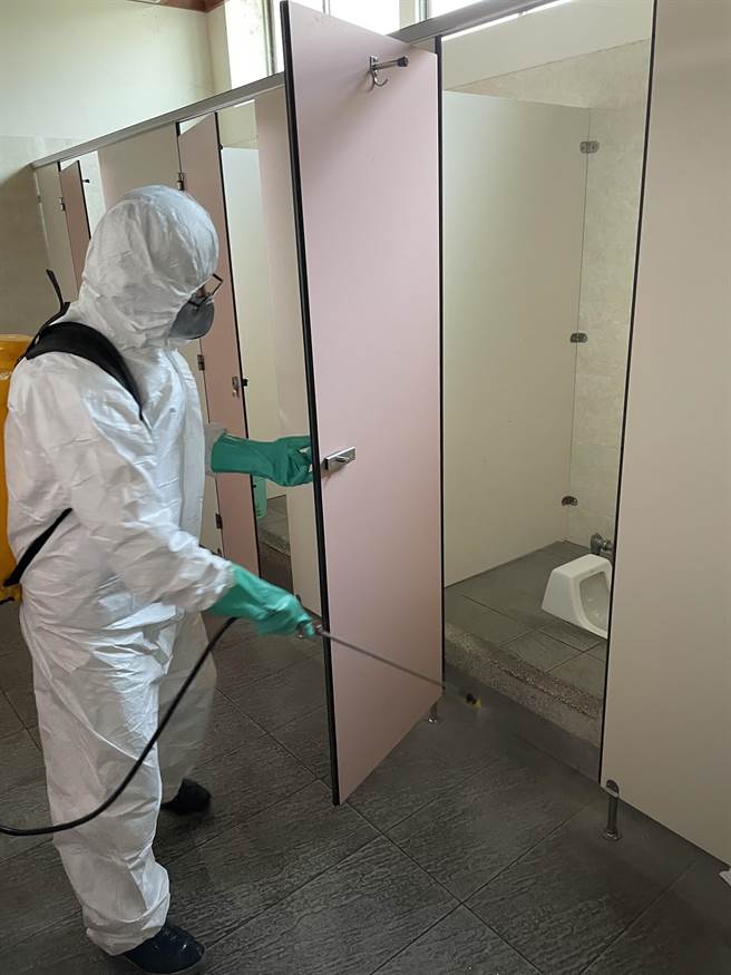 大甲高中在开学前一天进行校园大消毒。（大甲高中提供／陈淑娥台中传真）