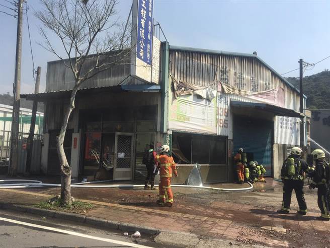 桃园市龟山区忠义路一段中午近12时发生铁皮工厂火警，所幸无人伤亡。（翻摄照片／赖佑维桃园传真）