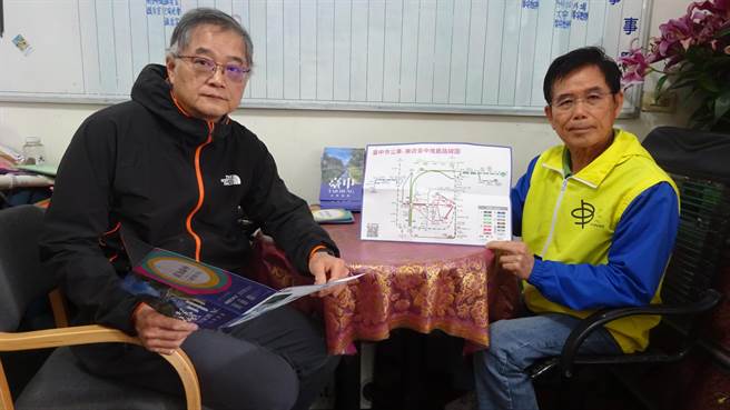 市议员吴敏济批观旅局近日刊印中市公车乐游台中推荐路线，不见甲安埔地区。（陈淑娥摄）