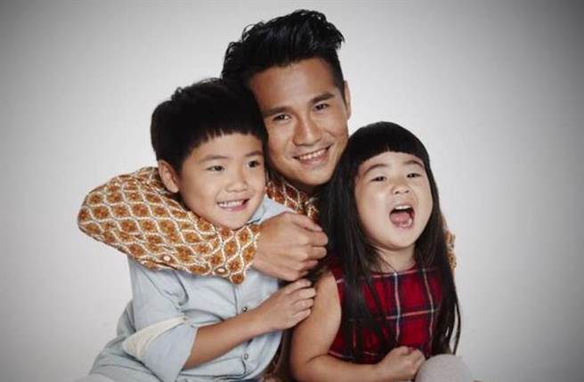 曹格2014年帶著兒女參加陸綜《爸爸去哪兒2》，深受網友喜愛。(圖／翻攝自微博)