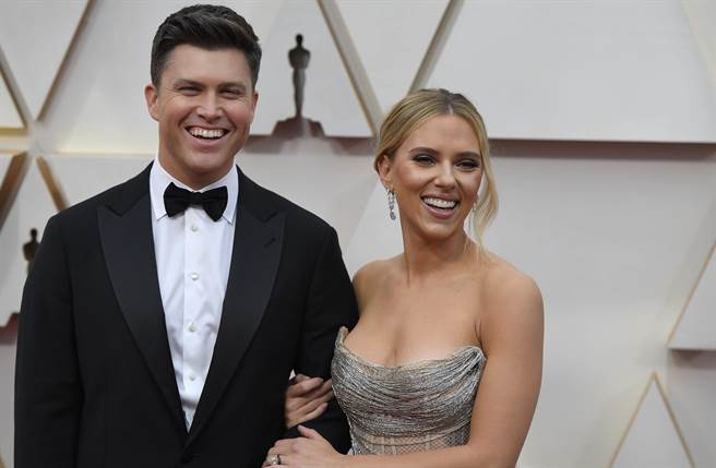 「黑寡妇」史家蕾乔韩森梅开三度，嫁给《周六夜现场》班底柯林约斯特。(图／达志提供)