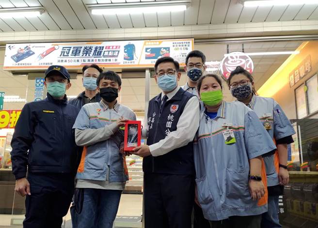 简姓超商店员（左三）的热心，协助周小弟顺利回家，警方也对此感谢。（警方提供／赖佑维桃园传真）
