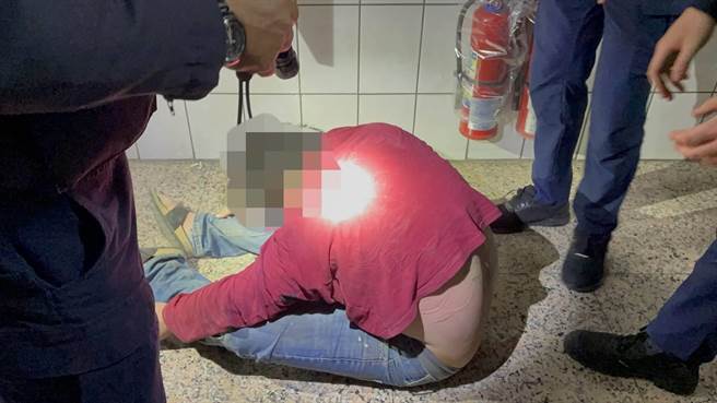 戴姓男子涉嫌偷取电缆未果，逃入社区大楼管道间，遭员警逮捕。（翻摄照片／赖佑维桃园传真）