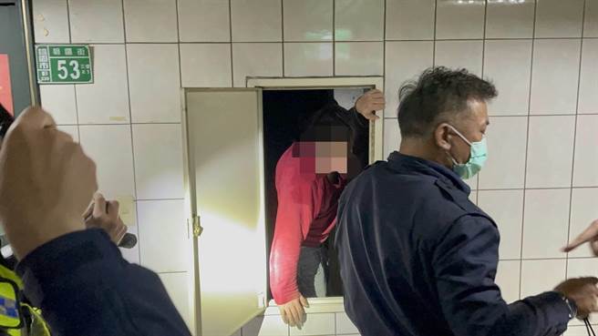 戴姓男子涉嫌偷取电缆未果，逃入社区大楼管道间，遭员警逮捕。（翻摄照片／赖佑维桃园传真）