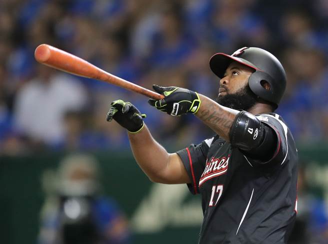 富邦悍將新洋炮納飛猛（Yamaico Navarro）曾效力日職羅德隊。（截自羅德官方推特）