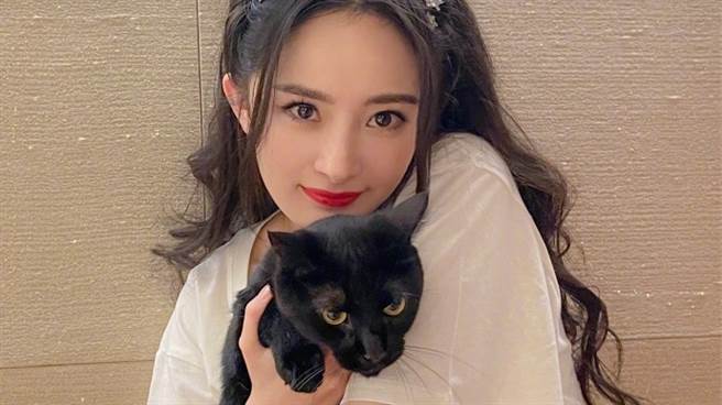 楊冪先前在節目上所穿的洋裝近日被網友發現撞衫韓女星引發熱議。（圖／IG@杨幂）