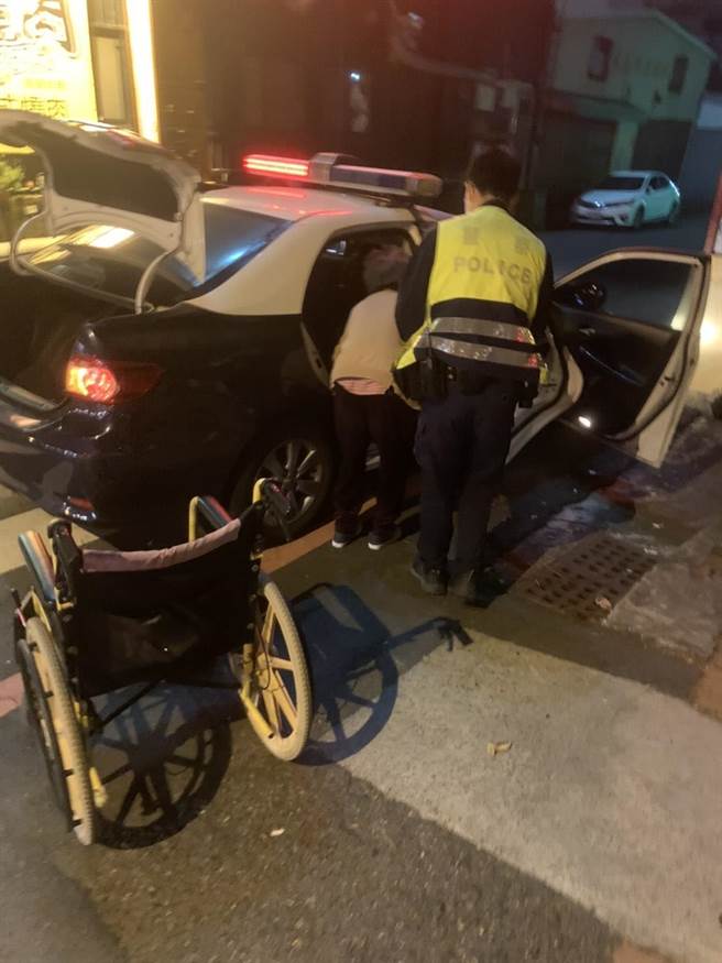 南市警一分局东寧派出所员警20日晚间8时透过科技协助失智老妇返家。（警方提供／李宜杰台南传真）