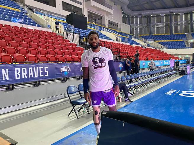 大勝21日確定將穿22號攻城獅球衣上場比賽。(黃及人攝)