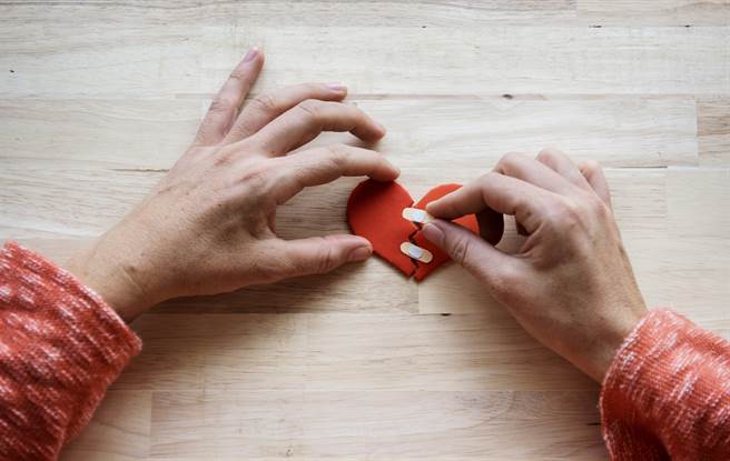 白羊座、射手座、雙魚座、摩羯座和天秤座在戀愛時最喜歡吃回頭草。(示意圖/達志影像)