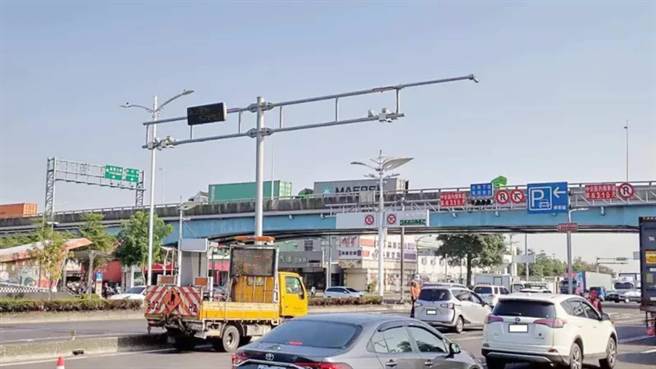 高市警方在前镇区中山路及中平、中安路口设立「路口科技执法」，即起正式取缔。（高市警局交通大队提供／柯宗纬高雄传真）