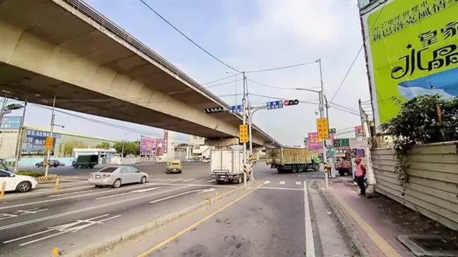 高市警方在大寮区188市道及凤林二路口设立「路口科技执法」，即起正式取缔。（高市警局交通大队提供／柯宗纬高雄传真）