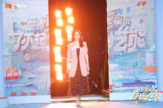 董璇登上陆粽《了不起艺能》担任导师，她也精彩挑战对视要诠释10秒落泪。（图／取材自董璇工作室微博）