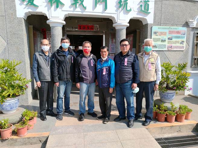 县府建设处处长陈祥麟、农林科长郑向廷及现任农会理事长蔡水游、常务监事陈国强、总干事黄永堆等人赴各乡镇投开票所巡视。（金门县府建设处提供）