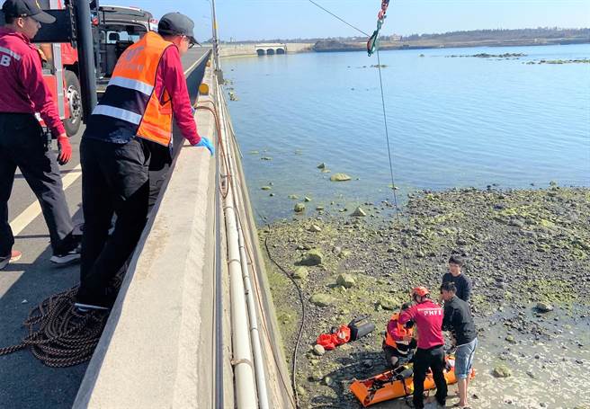 澎湖中正桥路段车祸，机车骑士少年少女掉落桥下，幸无生命危险。（澎湖消防局提供／陈可文传真）