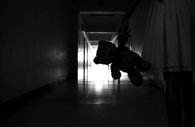 某男网友高二住院时，在楼梯间遇上一个小妹妹，没想到后续发展让他一生难忘。(达志影像shutterstock提供)